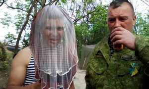Живите и не размножайтесь: Киев разрешит боевикам ВСУ заключать однополые браки