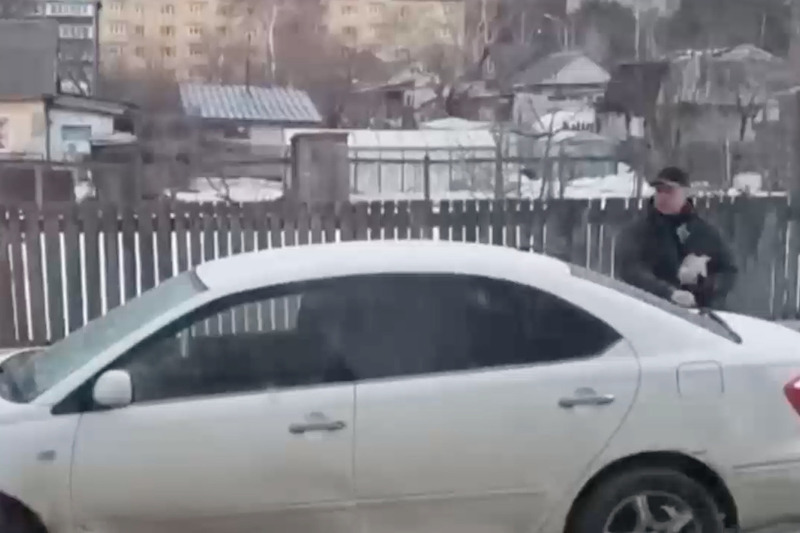 Не стоп-хам: сахалинец нашел изощренный способ борьбы с водителями, паркующими машины во дворе