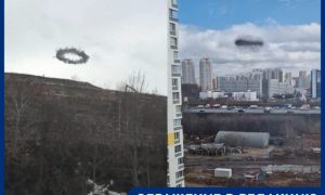 Второй день подряд черные кольца появляются в небе над Москвой и Подмосковьем