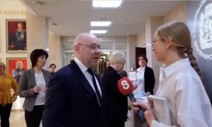 Поевший мухоморов красноярский депутат вышел на работу и обозвал журналистов говноедами