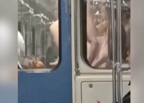 Мамаша оголила сиську в метро | порно и секс фото с мамашами и мамочками