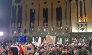 Возможен второй фронт? Протестующие в Тбилиси потребовали вернуть Абхазию и сожгли флаг РФ