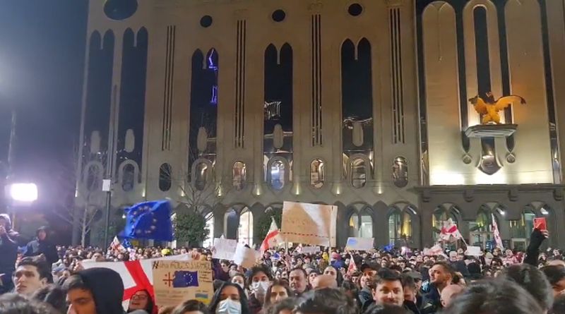 Возможен второй фронт? Протестующие в Тбилиси потребовали вернуть Абхазию и сожгли флаг РФ 