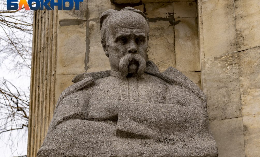 Памятник украинскому поэту Тарасу Шевченко в Краснодаре осквернили надписями о наркотиках 
