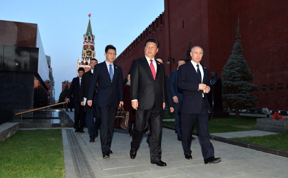 Пекли блины, ходили в зоопарк, катались по Неве: как встречались Си Цзиньпин и Владимир Путин в России
