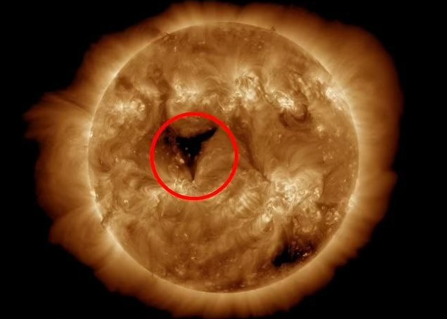 На Солнце обнаружили гигантскую дыру в 20 раз больше Земли 