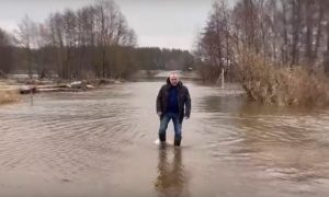 Воронежский чиновник обул резиновые сапоги и снял блог о ЧС в своём районе