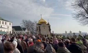 Без храма, но с Богом: прихожане УПЦ пришли на службу в Киево-Печерской лавре под открытым небом