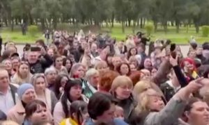 Без воды на передовой: семьи мобилизованных украинцев вышли на протесты в Кривом Роге