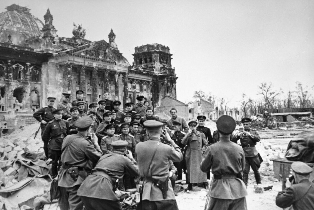 Как сложилась судьба Героев: 1 мая 1945 года Егоров и Кантария подняли Знамя Победы над рейхстагом