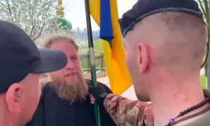 «Я люблю Бога»: в Киеве военный безуспешно пытался заставить батюшку сказать о любви к Украине