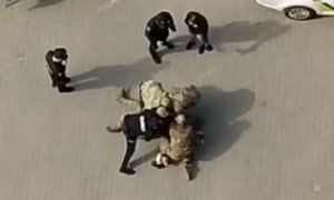 В Ивано-Франковске ВСУшники вчетвером повалили мужчину на асфальт и утащили в военкомат