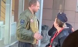 «Еле ходит, как зомби»: бойца Александра Емельяненко обвинили в дебоше в аэропорту Екатеринбурга