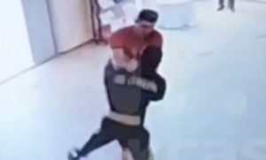 В Красноярском крае учитель физкультуры избил школьника за бургер