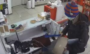 «Учи английский, сука. Лежи и не пищи!»: в Самаре мужчина ворвался в секс-шоп и отшлепал продавца железной ложкой