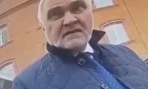 «Встать и стоять, пока я не уеду»: глава Коми нахамил полицейскому за просьбу переставить машину