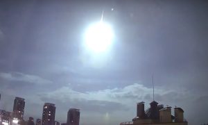 В Сети появилось видео с загадочной яркой вспышкой в небе над Киевом