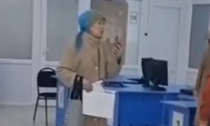 «Вы плевали на язык казахов!»: в Казахстане националистка устроила скандал в МФЦ из-за русских табличек