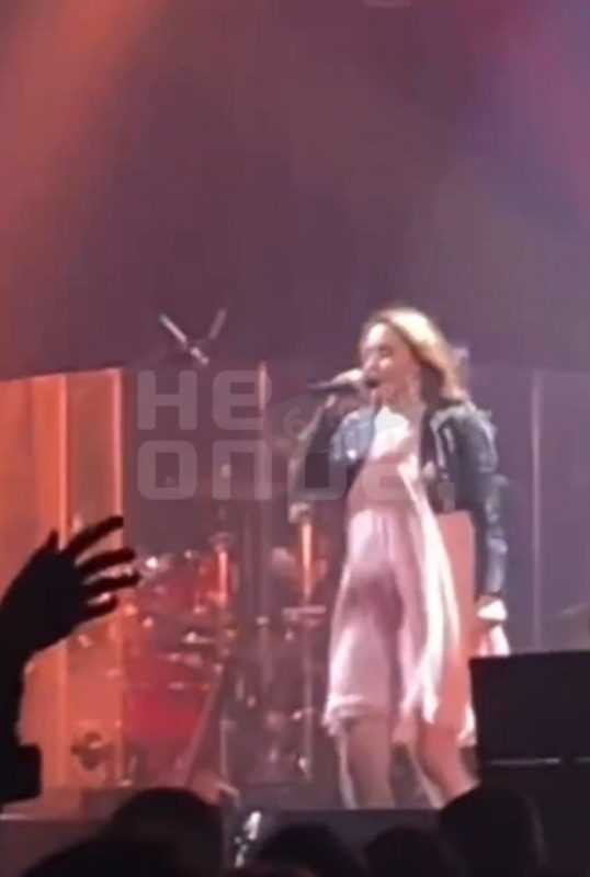 Еле стояла на ногах: певица МакSим напугала поклонников странным поведением на концерте в Твери