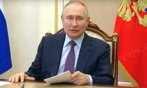 Путин потребовал лечить россиян только отечественными препаратами