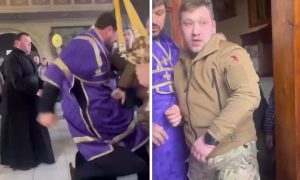 На Украине батюшка УПЦ скрутил и выставил из храма боевика ВСУ, который пытался сорвать службу