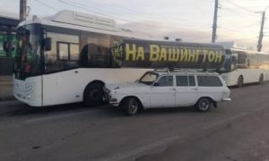 Удар по Вашингтону попал в Крым: Автомобиль с надувным “Сарматом” протаранил автобус