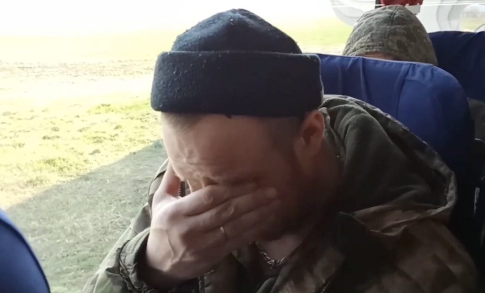 Опубликовано видео возвращения российских бойцов из украинского плена 