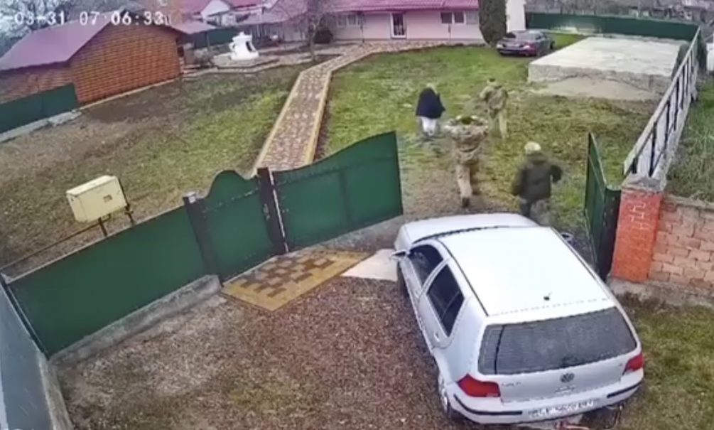 Украинские могилизаторы врываются в дома мирных жителей. Видео 