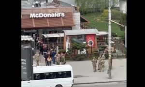 В Днепре состоялось долгожданное открытие Макдоналдса. На открытие пришли сотни молодых людей и военкомы