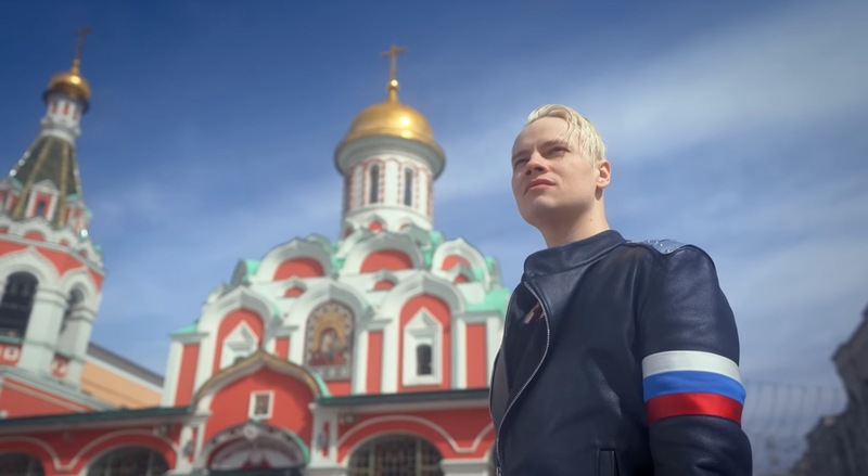 «Правда и сила за нами!»: SHAMAN спел о чести русского народа на Красной площади с флагом страны 