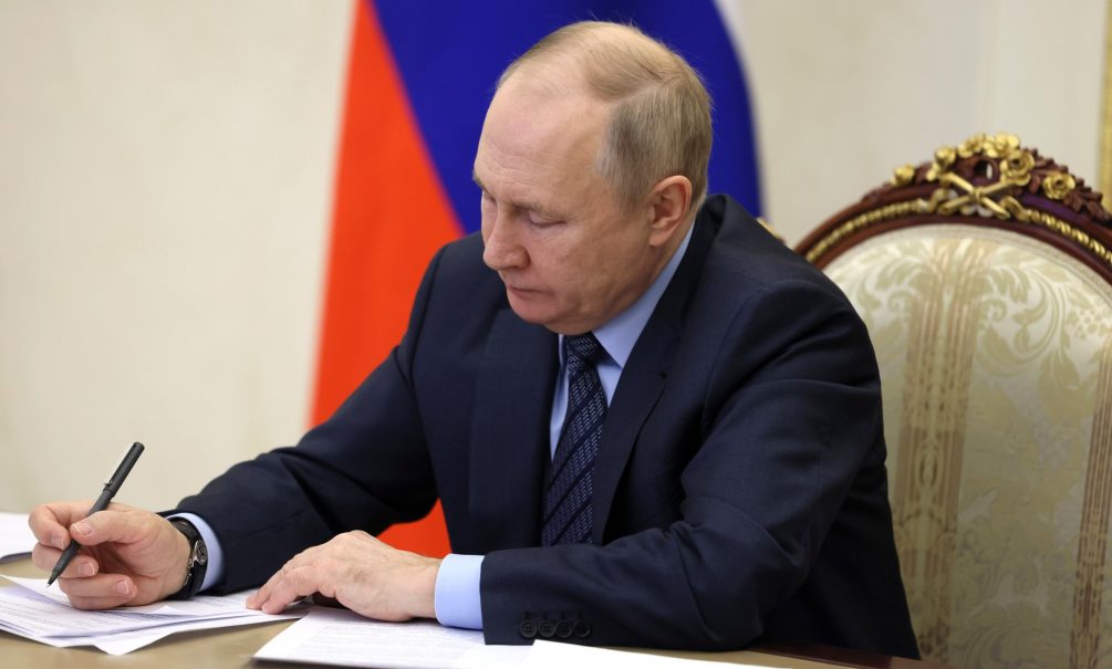 Владимир Путин разрешил депортацию граждан Украины с новых  территорий РФ по соображениям безопасности 