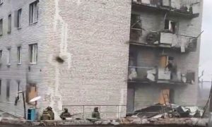 Прокололся: украинский боевик снимал героический ролик в Бахмуте и 