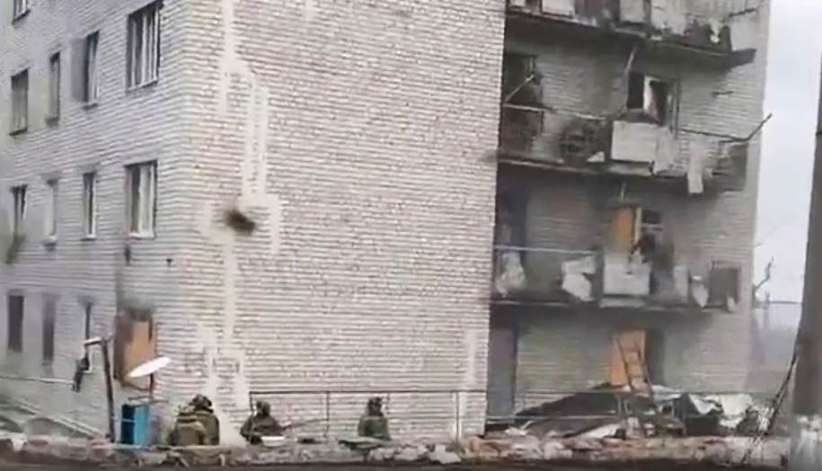 Прокололся: украинский боевик снимал героический ролик в Бахмуте и 