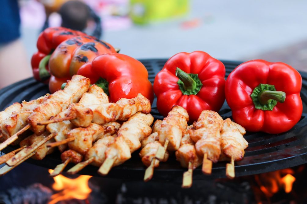 Не дряблое и без серого жира: россиянам рассказали, как выбрать мясо для шашлыка. Photo by Felicia Buitenwerf on Unsplash