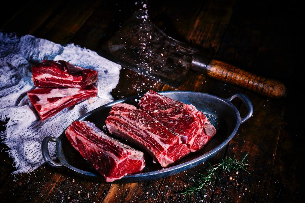 Не дряблое и без серого жира: россиянам рассказали, как выбрать мясо для шашлыка. Photo by James Kern on Unsplash