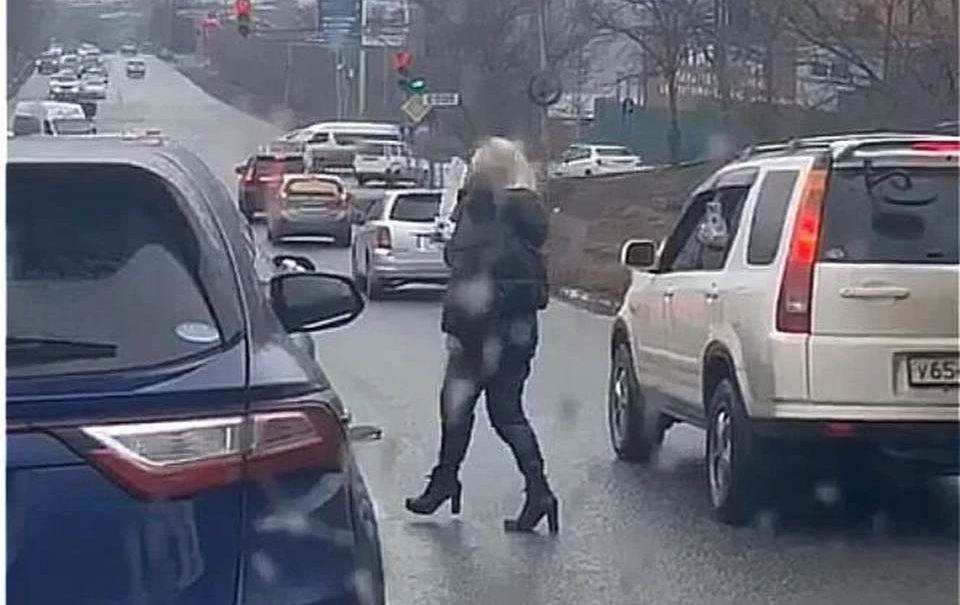 Страшная женщина: во Владивостоке автоледи напала с мачете на автомобиль 