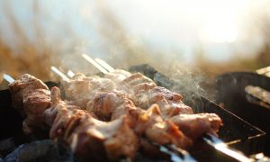 Не дряблое и без серого жира: россиянам рассказали, как выбрать мясо для шашлыка