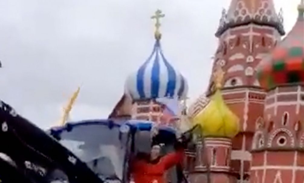 В ФРГ приехал Храм Василия Блаженного: русские активисты устроили весёлую акцию в День Весны и Труда В ФРГ приехал Храм Василия Блаженного: русские активисты устроили весёлую акцию в День Весны и Труда