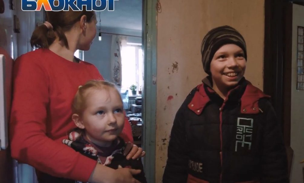 Дети с мамой под шифером прятались от украинских РСЗО в ДНР