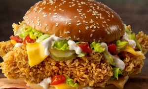 Жительница Москвы нашла в бургере из KFC иголку и таблетку