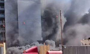 В Москве загорелась стройплощадка возле гостиницы «Интерконтиненталь»