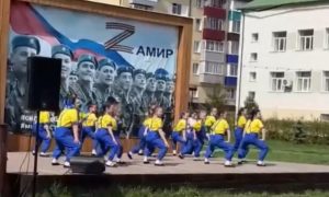 «Что есть, то и надеваем»: в Татарстане выступление детей в костюмах цвета украинского флага вызвало скандал