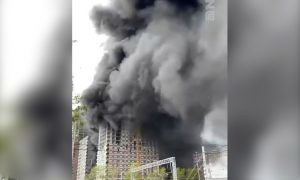 Пожар на ПИКе: в Очаково полыхают мусор и материалы на стройплощадке