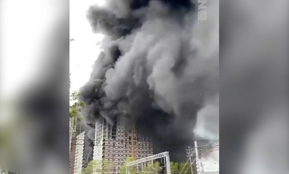 Пожар на ПИКе: в Очаково полыхают мусор и материалы на стройплощадке Пожар на ПИКе: в Очаково полыхают мусор и материалы на стройплощадке