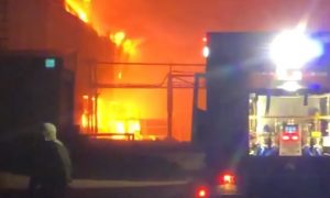 Люди спасаются бегством: в Тольятти горит завод по производству дверей
