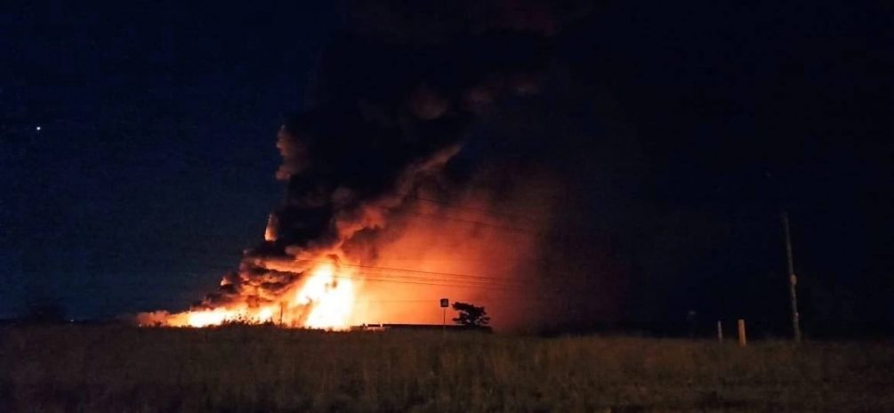 По данным МЧС, огонь вспыхнул на территории покрасочного цеха завода Ferroni