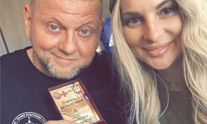 Украинка неудачно попыталась доказать, что Залужный жив, показав старые фото с ним