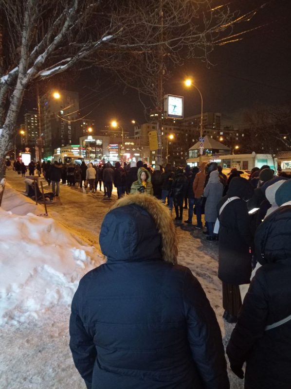 Мытищи. Очередь на остановке общественного транспорта
