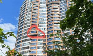 Жительница многоэтажки на Ленинском проспекте в Москве рассказала «Блокноту» о ЧП с беспилотником