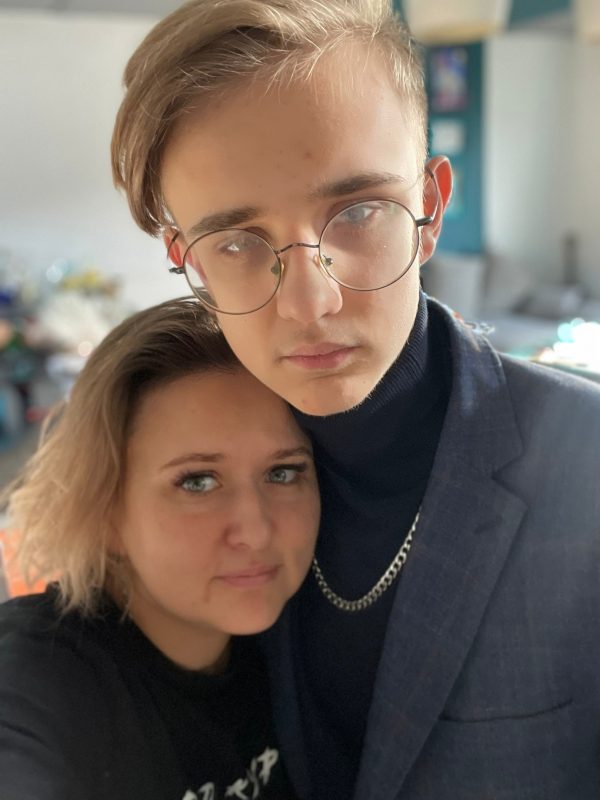 На фото Ярослав со своей мамой Валерией Робустовой